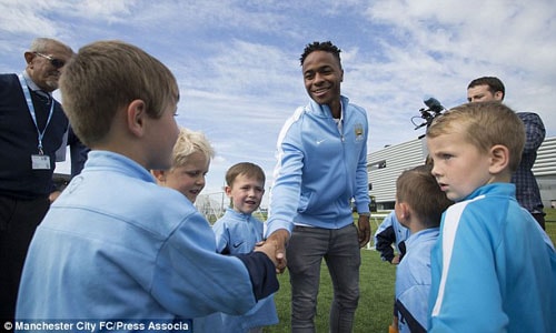 Raheem Sterling chính thức ra mắt Man City