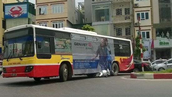 Hà Nội: Va chạm xe máy, tài xế xe buýt bị 