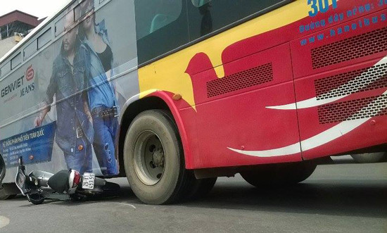 Hà Nội: Va chạm xe máy, tài xế xe buýt bị 