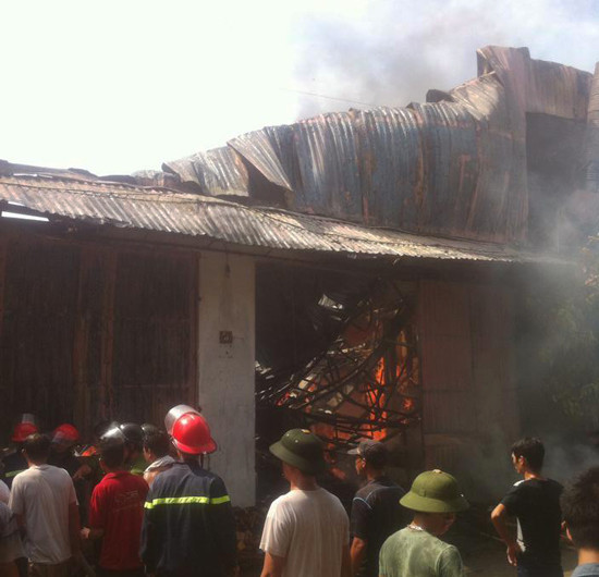 Hà Nội: Hàng ngàn m2 nhà xưởng chứa gỗ chìm trong biển lửa