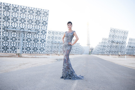 Kim Tuyến diện đầm lộng lẫy xem thời trang Việt ở Tây Ban Nha
