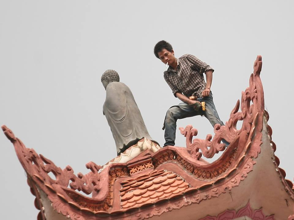 Hà Nội: Thanh niên ngáo đá trèo lên bảo tháp 11 tầng