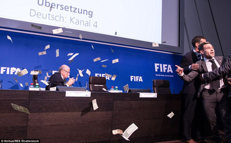 Cận cảnh Chủ tịch FIFA Sepp Blatter bị ném tiền giả vào mặt