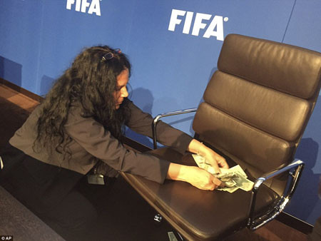 Cận cảnh Chủ tịch FIFA Sepp Blatter bị ném tiền giả vào mặt