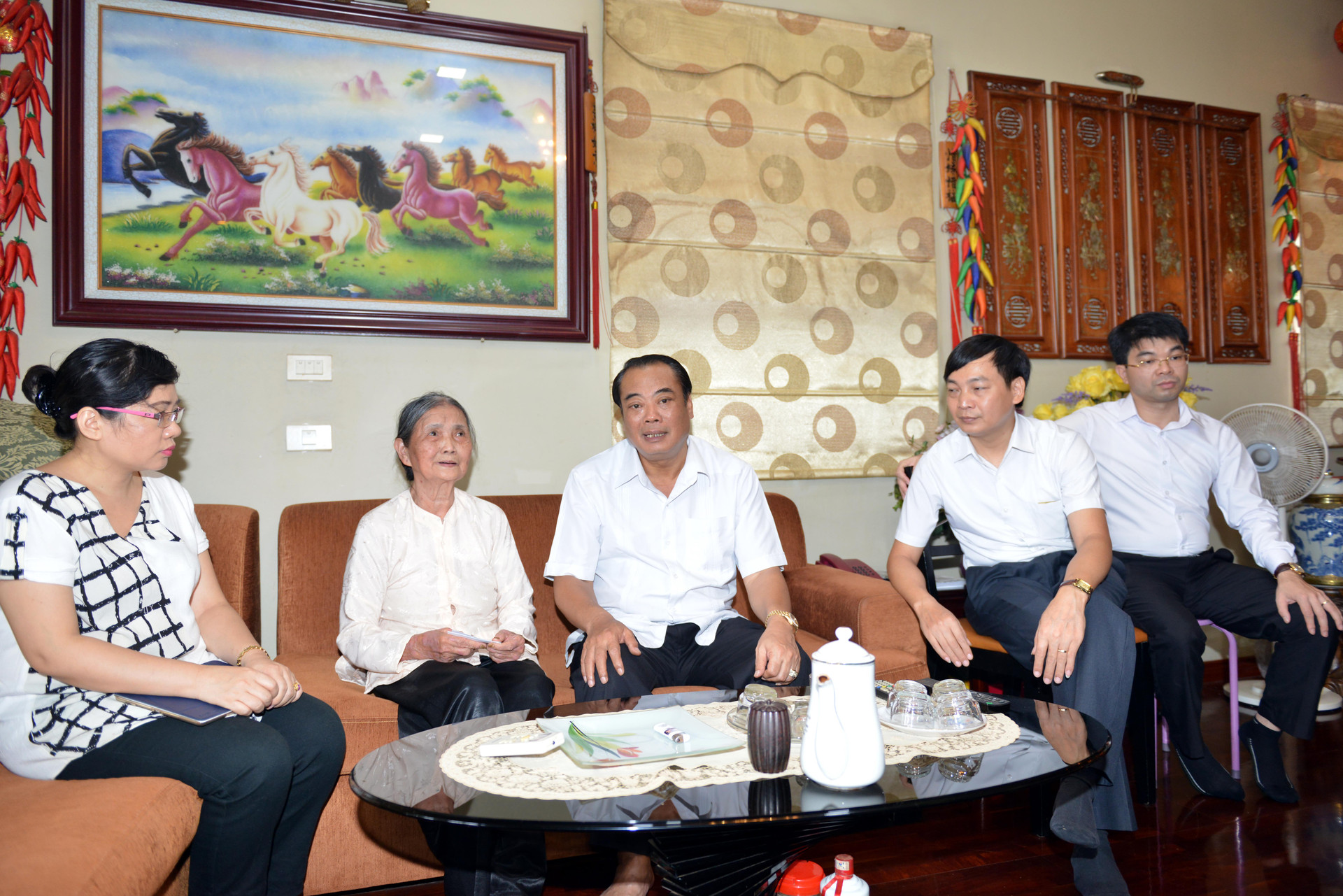 Phó Chánh án Thường trực TANDTC Bùi Ngọc Hòa thăm hỏi, tặng quà gia đình cán bộ, công chức TANDTC là con liệt sĩ