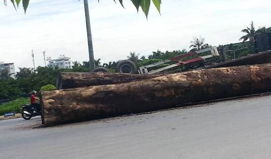 Hải Phòng: Xe đầu kéo chở gỗ lật ngửa giữa đường