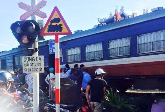 Hà Nội: Cố vượt tàu hoả, 6 người thương vong