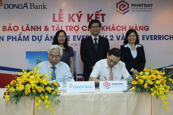 Đại diện Phát Đạt và DongA Bank tại lễ ký kết.