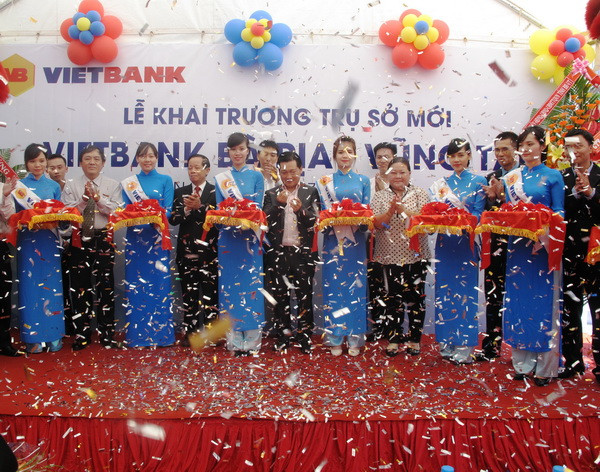 Đại diện Ban lãnh đạo VietBank và khách mời cắt băng khai trương trụ sở VietBank Bà Rịa - Vũng Tàu tại 362 Lê Hồng Phong, P.3, thành phố Vũng Tàu