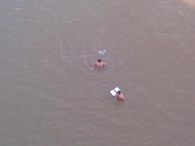  6 thanh niên dùng can làm phao, bơi ra sông Hồng