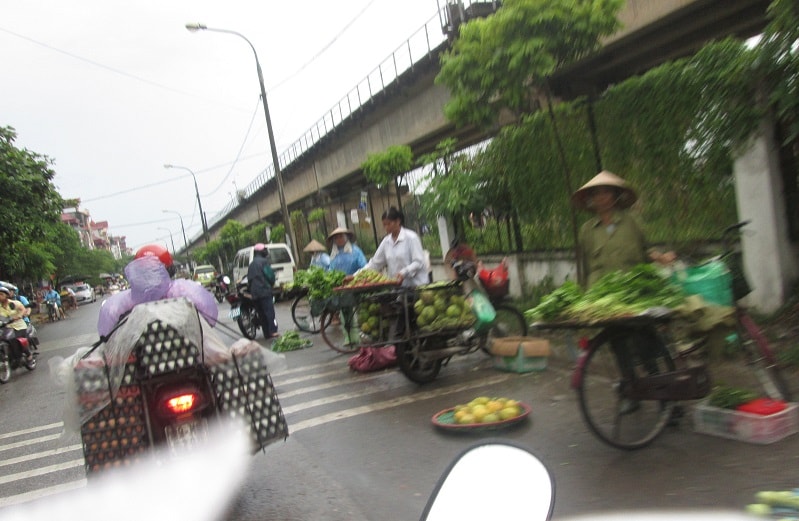 Nhốn nháo chợ cóc dưới chân cầu Thăng Long