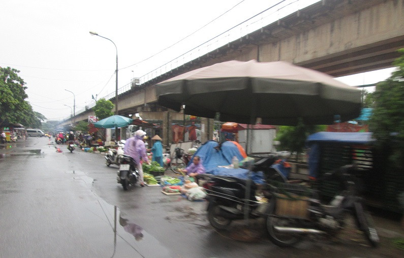Nhốn nháo chợ cóc dưới chân cầu Thăng Long