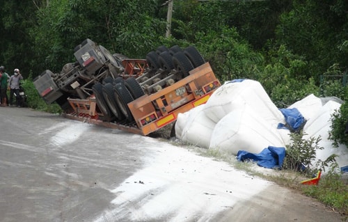 Lật xe container, hàng chục tấn bột mì văng xuống đường