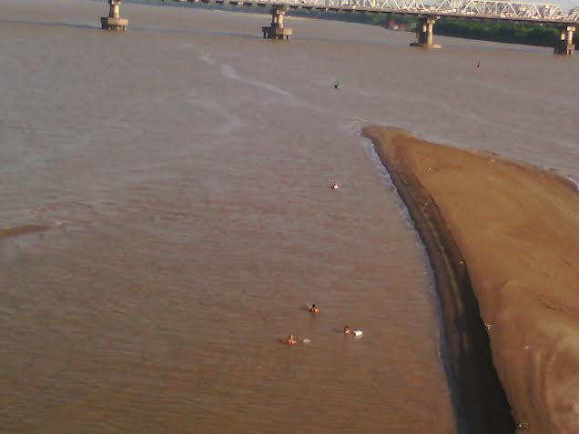  6 thanh niên dùng can làm phao, bơi ra sông Hồng