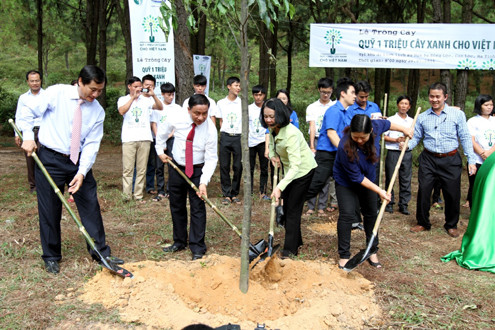 Vinamilk và quỹ 1 triệu cây xanh cho Việt Nam trồng cây tri ân các anh hùng liệt sỹ tại ngã ba Đồng Lộc, Hà Tĩnh