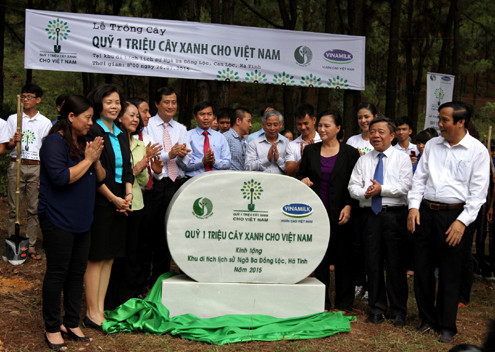 Vinamilk và quỹ 1 triệu cây xanh cho Việt Nam trồng cây tri ân các anh hùng liệt sỹ tại ngã ba Đồng Lộc, Hà Tĩnh