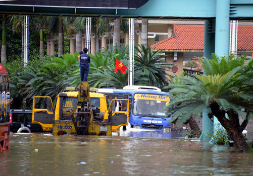 Quảng Ninh: Mưa lớn kéo dài thành phố Hạ Long và Cẩm Phả, giao thông bị chia cắt