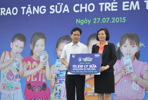Vinamilk trao tặng hơn 100 ngàn ly sữa cho con em gia đình chính sách tỉnh Nghệ An