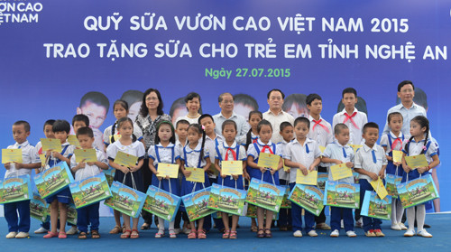 Vinamilk trao tặng hơn 100 ngàn ly sữa cho con em gia đình chính sách tỉnh Nghệ An