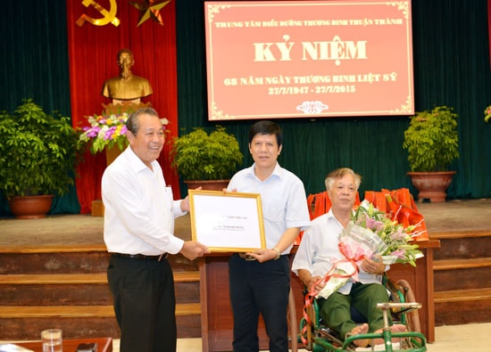 Đoàn công tác của TANDTC thăm và tặng quà cho thương bệnh binh tại Trung tâm Điều dưỡng thương binh Thuận Thành