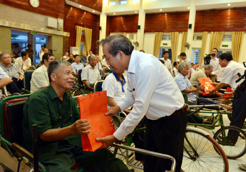 Đoàn công tác của TANDTC thăm và tặng quà cho thương bệnh binh tại Trung tâm Điều dưỡng thương binh Thuận Thành