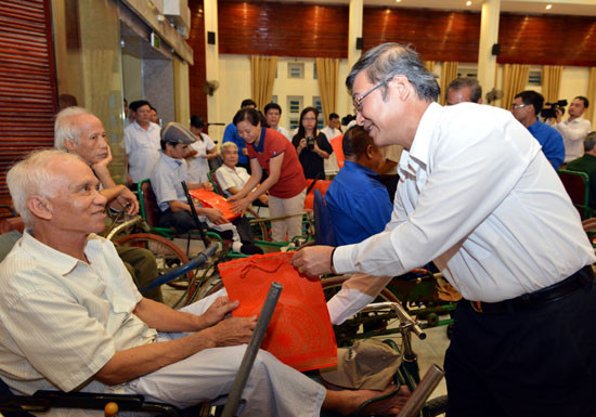 Đoàn công tác của TANDTC thăm và tặng quà cho thương bệnh binh tại Trung tâm Điều dưỡng thương binh Thuận Thành