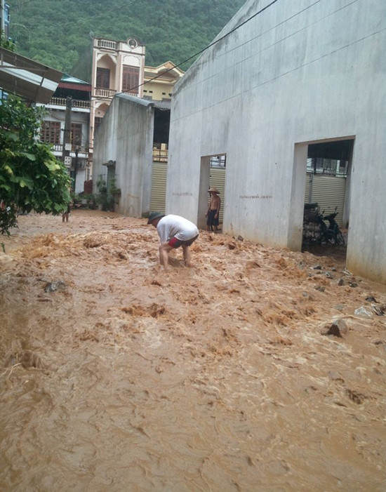 Lạng Sơn: Lũ lớn tràn về, thị trấn Đồng Mỏ ngập trong biển nước