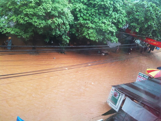 Lạng Sơn: Lũ lớn tràn về, thị trấn Đồng Mỏ ngập trong biển nước