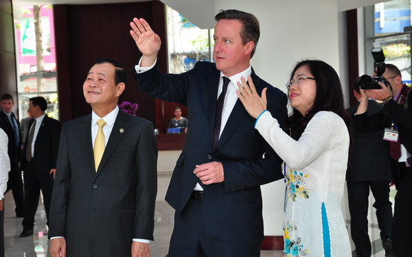 Ông Trần Đắc Sinh, Chủ tịch Hội đồng quản trị và bà Phan Thị Tường Tâm, Tổng Giám đốc HOSE giới thiệu một số hoạt động của HOSE với Thủ tướng David Cameron