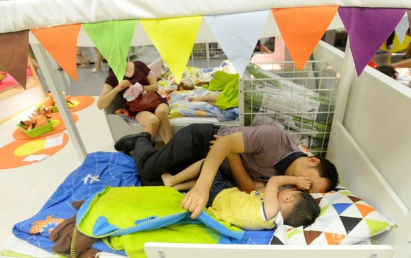 Người dân thản nhiên ngủ la liệt trên giường bày bán trong siêu thị