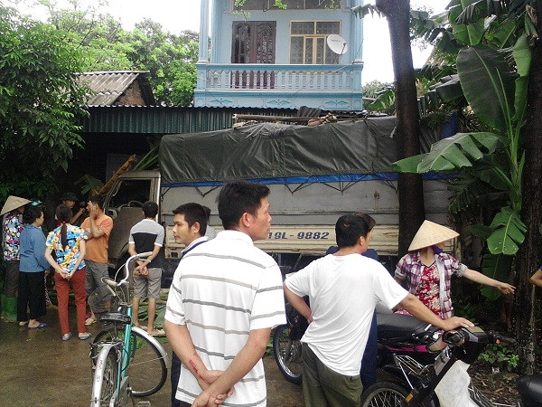 Phú Thọ: Xe tải đâm vào nhà dân, 4 người thoát chết