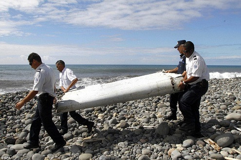 MH370: Nghe người dọn bờ biển kể chuyện tìm ra mảnh vỡ và chiếc vali 