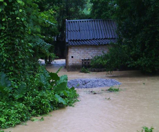 Bắc Giang: Mưa lớn, hàng chục căn nhà ngập trong biển nước