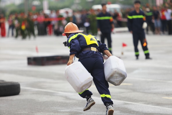 Ấn tượng màn thi đấu của các chiến sĩ PCCC trong hội thi chữa cháy và cứu nạn, cứu hộ