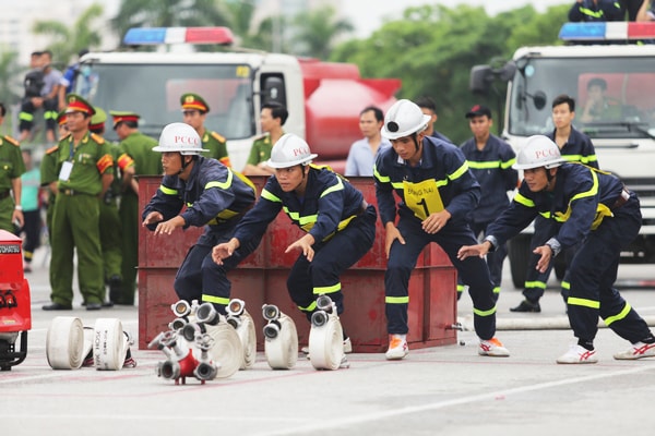 Ấn tượng màn thi đấu của các chiến sĩ PCCC trong hội thi chữa cháy và cứu nạn, cứu hộ