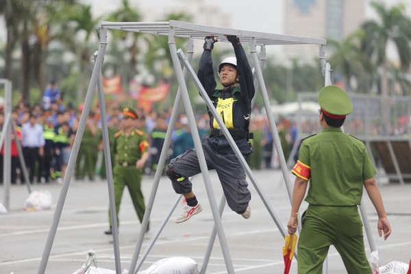 Ấn tượng màn thi đấu của các chiến sĩ PCCC trong hội thi chữa cháy và cứu nạn, cứu hộ