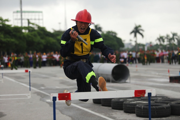 Ấn tượng màn thi đấu của các chiến sĩ PCCC trong hội thi chữa cháy và cứu nạn, cứu hộ