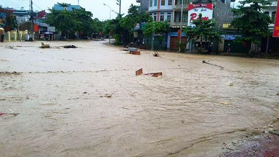 Vỡ đập ở Điện Biên, nước tràn vào nhà cuốn trôi nhiều tài sản