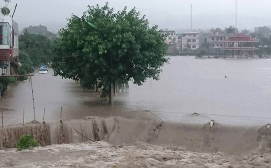 Mưa lũ ở Quảng Ninh: 500 nhà dân ở TP Uông Bí ngập sâu trong nước 