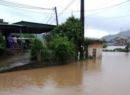 Mưa lũ ở Quảng Ninh: Nước dâng cao trên 10m nhấn chìm chợ Ba Chẽ