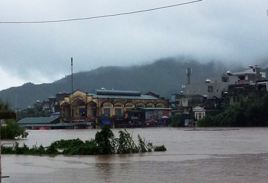 Mưa lũ ở Quảng Ninh: Nước dâng cao trên 10m nhấn chìm chợ Ba Chẽ