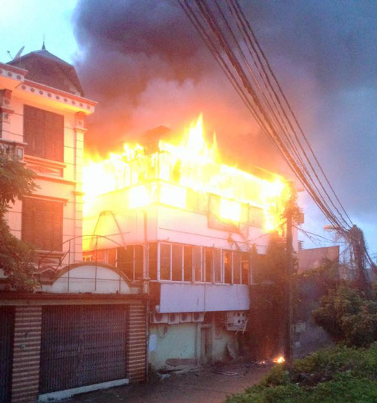 Hà Nội: Lửa cháy dữ dội ở quán cà phê 