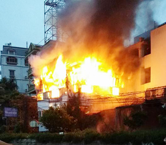 Hà Nội: Lửa cháy dữ dội ở quán cà phê 
