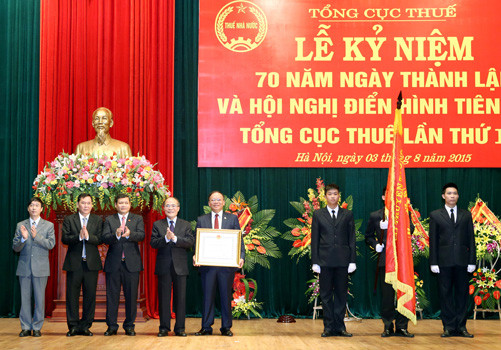 Chủ tịch Quốc hội Nguyễn Sinh Hùng dự lễ kỷ niệm 70 năm Ngày thành lập Tổng cục thuế 