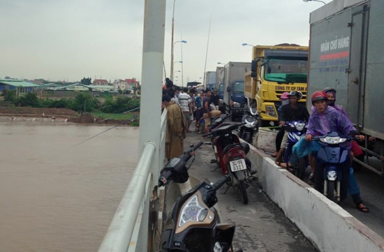 Hàng trăm tấn cá bị lũ cuốn trôi, dân đổ xô ra sông đánh bắt