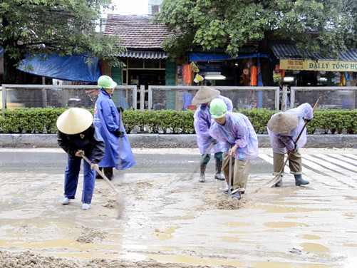 Phó Thủ tướng Nguyễn Xuân Phúc: Không để người dân thiếu đói, dịch bệnh xảy ra sau lũ lụt 