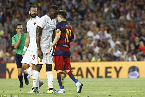 Barcelona - AS Roma 3-0: Messi suýt nhận thẻ đỏ