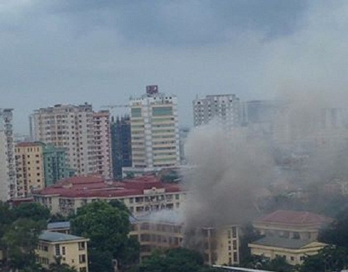 Hà Nội: Cháy ở trường THCS Dịch Vọng, nhiều học sinh hoảng loạn
