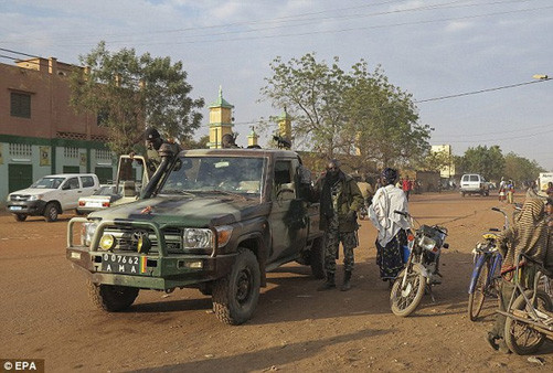 Kết thúc chiến dịch giải cứu con tin ở Mali, 12 người thiệt mạng