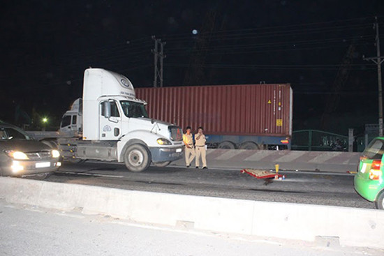 Tin tức mới nhất về tai nạn giao thông ngày 8/8: “Đấu đầu” container, một người đàn ông tử vong